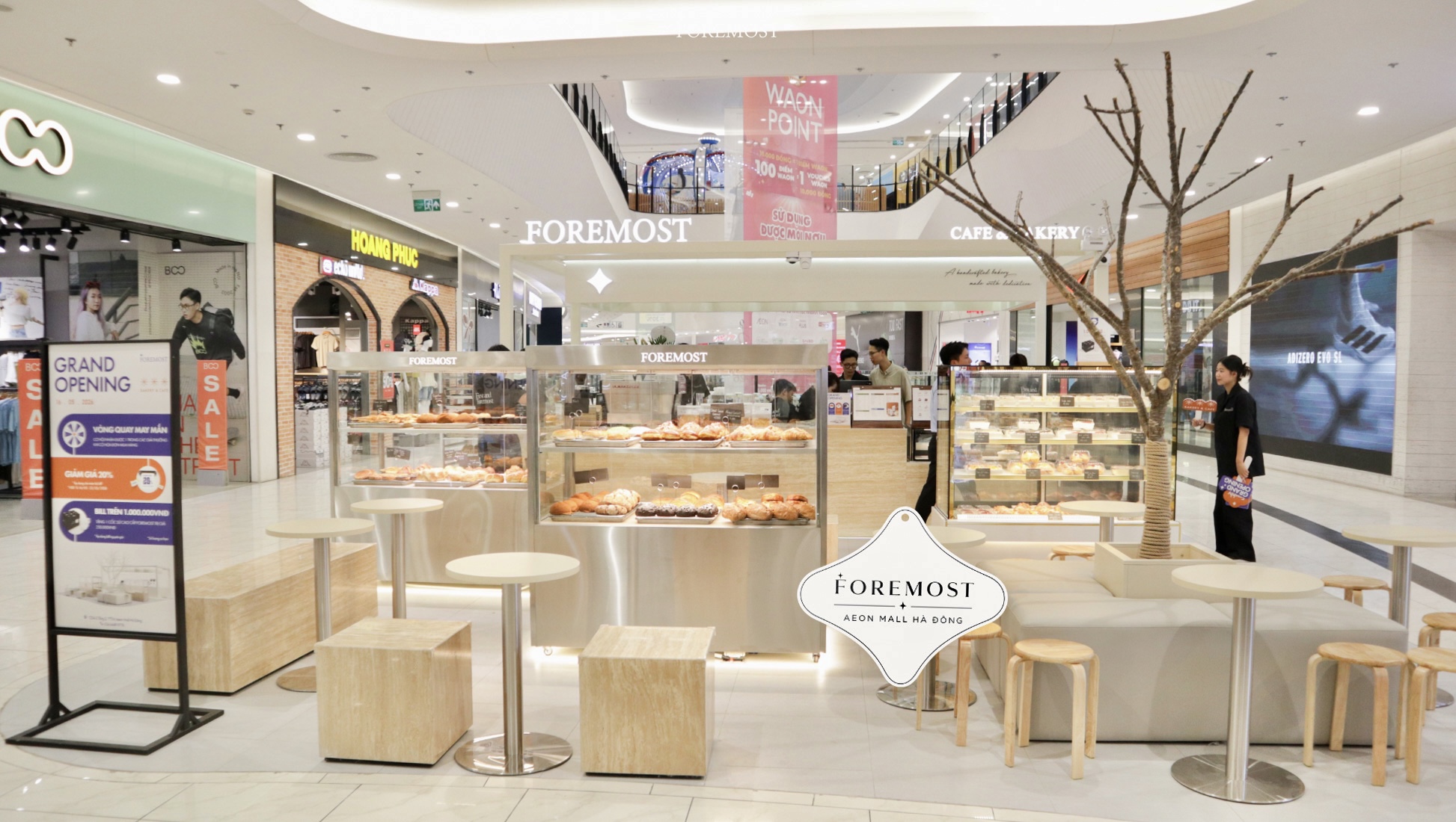 Không gian cửa hàng Foremost tại AEON Mall Hà Đông Alt ảnh: Không gian hiện đại bên trong cửa hàng Foremost AEON Mall Hà Đông với khu vực bakery và café sang trọng